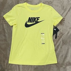 Nike Women’s T-Shirt Small